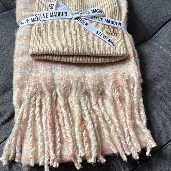 Steve Madden Beige and Cream Knit Set - Picture 3 of 6